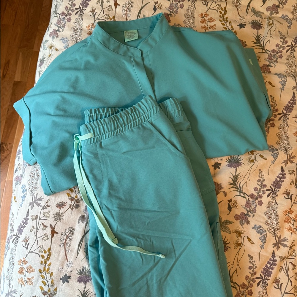 Garde malade scrubs in color Porcelaine